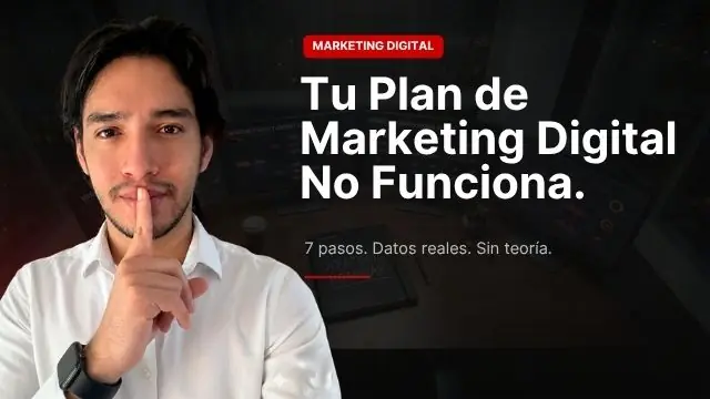 Plan de marketing digital: escritorio con dashboards de estrategia y segmentación de audiencias